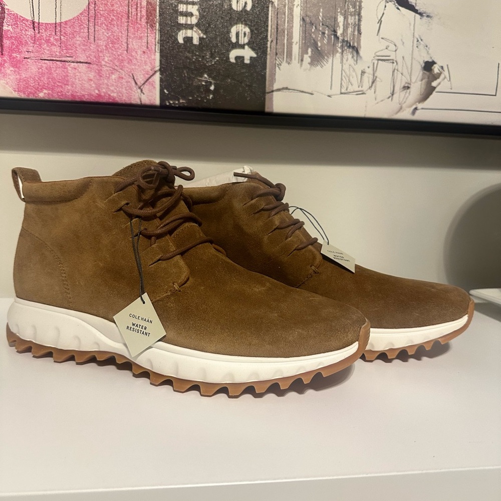 Cole Haan Men’s Light Brown Suede Chukka Boots with White Sole, Size 9M NWT